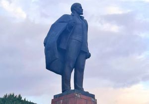 Памятник В. И. Ленину на Театральной площади